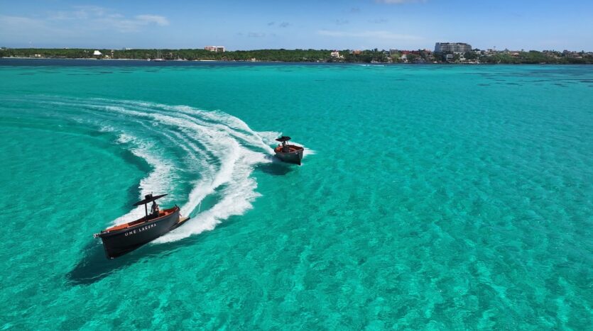 Marina privada al atardecer — agua como activo